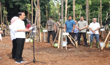 Presiden RI Joko Widodo saat menyapa seluruh peserta Gerakan Tanam Pohon Bersama di wilayah Jabodetabek secara virtual dan Head of Security Astra Muslich (kanan) perwakilan Astra dalam acara yang dilaksanakan di Hutan Kota Kawasan Industri Pulo Gadung, Jakarta Timur hari ini (29/11/2023).