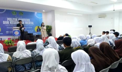 Universitas BSI (Bina Sarana Informatika) Kampus Tasikmalaya bekerja sama dengan PROSISMASTA (Persatuan OSIS Madrasyah Aliyah) menyelenggarakan seminar Politik Identitas dan Kesehatan Mental dengan tema “Penguatan Mental Pelajar Dalam Mengatasi Bahaya Politik Identitas” yang diselenggarakan pada hari Sabtu, 18 Noevember 2023 di Aula Universitas BSI Kampus Tasikmalaya, yang beralamat di Jalan Tanuwijaya No, 4 Empangsari, Tawang, Kota Tasikmalaya. 