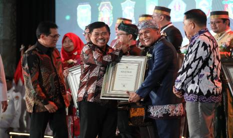 Pemerintah Kabupaten Bandung Barat memperoleh Penghargaan Swasti Saba Wistara untuk ketiga kalinya yang diserahkan oleh Sekretaris Jenderal (Sekjen) Kementerian Dalam Negeri (Kemendagri), Suhajar Diantoro di Grand Ballroom Kempinski West Mall Grand Indonesia Jakarta, Selasa (28/11/2023) malam.