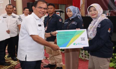 Pemkab Bandung telah melakukan penandatanganan perjanjian kerja sama dengan BPJS Ketenagakerjaan untuk memastikan bahwa penyelenggara pemilu dapat bekerja dengan aman karena penyelenggara pemilu termasuk kategori rawan.