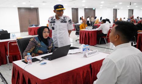  Inspektur Jenderal Kementerian Hukum dan Hak Asasi Manusia (Kemenkumham), Razilu memantau langsung jalannya seleksi kompetensi teknis tambahan (SKTT) Pegawai Pemerintah dengan Perjanjian Kerja (PPPK).