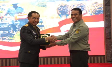 Menteri Pertanian (Mentan) Andi Amran Sulaiman dan Panglima TNI Agus Subiyanto melakukan penandatangan Nota Kesepakatan (MoU) Kementerian Pertanian (Kementan) dengan TNI tentang Dukungan Pelaksanaan Pembangunan Pertanian. 