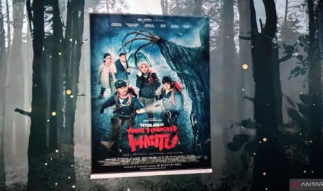 Poster resmi film “Petualangan Anak Penangkap Hantu” dirilis di CGV Grand Indonesia, Jakarta, Selasa (5/12). (ANTARA/Pamela Sakina)|Para pemain film “Petualangan Anak Penangkap Hantu” pada konferensi pers di CGV Grand Indonesia, Jakarta, Selasa (5/12/2023).