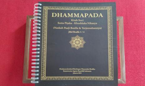 Ditjen Bimas Buddha Kemenag tahun ini menyusun Dhammapada Braille untuk penyandang disabilitas netra.