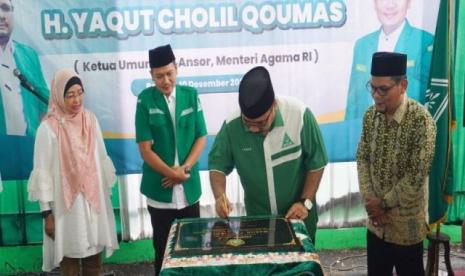  Menag Yaqut Cholil Qoumas didampingi Ketua GP Ansor Kabupaten Batang dan Penjabat Bupati Batang Lani Dwi Rejeki sedang meneken prasasti pembangunan Gedung Ansor Kabupaten Batang, Minggu (10/12/2023)