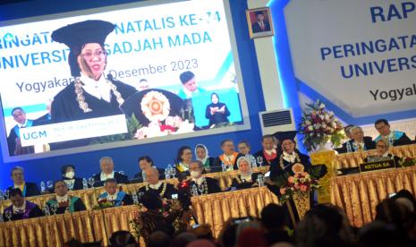 Penyampaian laporan tahunan oleh Rektor UGM, Prof Ova Emilia saat Rapat Terbuka Universitas Gajah Mada dalam rangka Dies Natalis ke-74 UGM di Grha Sabha Pramana, Yogyakarta, Selasa (19/12/2023).   