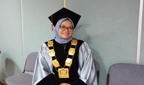 Cyber University menggelar acara wisuda ke-2 di Gedung Pewayangan Kautaman, Jalan TMII Pintu 1 No 01, Pinang Ranti, Jakarta Timur, pada Kamis, 14 Desember 2023. Sebanyak 112 wisudawan dan wisudawati merayakan keberhasilan mereka dalam menyelesaikan pendidikan tinggi di era kemajuan teknologi saat ini. 