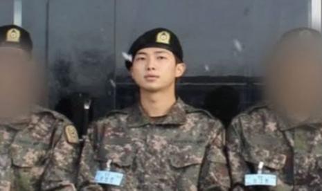 Foto resmi pertama RM BTS saat menjalani wajib militer muncul di aplikasi The Camp.