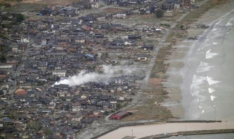 Foto udara ini menunjukkan daerah yang terkena dampak gempa bumi di Suzu, prefektur Ishikawa, Jepang pada Selasa, 2 Januari 2024. Serangkaian gempa bumi dahsyat di Jepang bagian barat merusak rumah, mobil, dan perahu, dan para pejabat memperingatkan masyarakat pada hari Selasa untuk menjauh dari lokasi tersebut. rumah mereka di beberapa daerah karena risiko gempa besar dan tsunami yang terus berlanjut. 