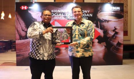 PT Permodalan Nasional Madani (PNM) lakukan sinergi social loan dengan salah satu Bank Multi-nasional, PT Bank HSBC sebagai bentuk komitmen untuk berdayakan ekonomi berbasis kerakyatan.