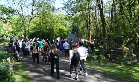 Orang-orang berkumpul untuk merayakan ulang tahun ke-200 Karl Marx di depan makam Marx di pemakaman Highgate di London, Inggris, 05 Mei 2018. Hari ini adalah peringatan 200 tahun kelahiran filsuf, ekonom, sejarawan, ahli teori politik, sosiolog, jurnalis dan revolusioner Jerman sosialis Karl Marx, yang ikut menulis dan menerbitkan pamflet 