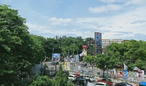 Langit Jakarta nampak cerah.