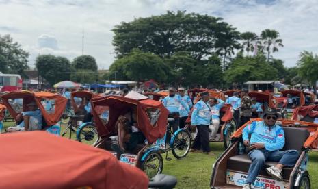 Sekretaris TKN Prabowo Gibran, Nusron Wahid membagikan sebanyak 300 becak listrik secara gratis kepada penarik becak yang tergabung dalam Paguyuban Becak Madiun dan sekitarnya di Lapangan Gulun Kota Madiun Jawa Timur, Senin (29/1/2024). 