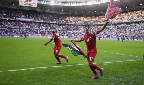 Yazan Alnaimat (kanan) dan Ali Olían dari Yordania merayakan kemenangan mereka pada perempat final Piala Asia 2023 dengan mengalahkan Tajikistan 1-0 di Stadion Ahmad Bin Ali di Al Rayyan, Qatar, Jumat, 2 Februari 2024.