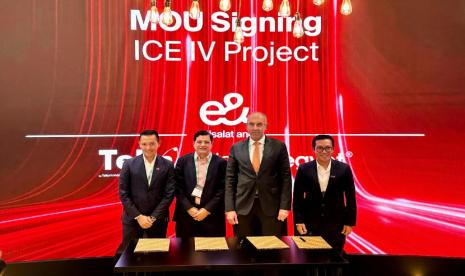 Nabil Baccouche, Group Chief Carrier Wholesale Officer from e& (kiri), Seif Mounib, Vice President International and Wholesale Telecom Egypt (kedua dari kanan), dan Budi Satria Dharma Purba, Chief Executive Officer (CEO) Telin (paling kanan) saat penandatanganan MoU Pengembangan SKKL ICE System IV Project di Dubai, Rabu  (7/2/2024).