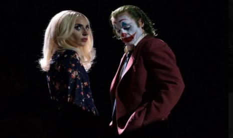 Lady Gaga dan Joaquin Phoenix berpose untuk film Joker: Folie a Deux. Penampilan akting Lady Gaga dalam film ini mendapat pujian. 