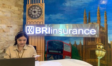 BRI Insurance menyerahkan santunan kepada korban kebakaran di Desa Dusun Mudo, Kecamatan Muara Papalik Kabupaten Tanjab. 