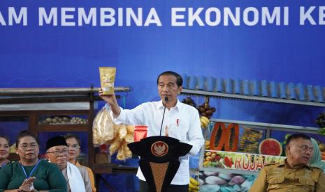 Presiden Jokowi menemui 3.000 ibu-ibu nasabah Mekaar di GOR Dua Saudara, Kota Bitung, Manado, Sulawesi Utara.