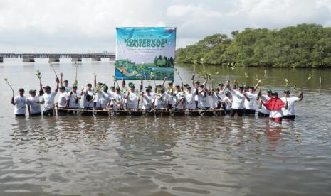 Tahun ini Adhi Karya menargetkan menanam pohon di lahan seluas 50 hektare sebagai komitmen kepeduliannya terhadap lingkungan. 