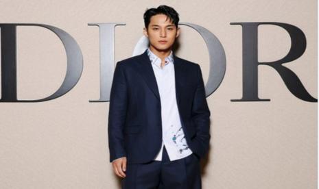 Penyanyi K-pop Mingyu dari Seventeen (SVT) mengenakan setelan Dior di Paris Fashion Week.