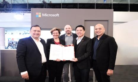 (Kiri – Kanan) Presiden Direktur Microsoft Indonesia, Dharma Simorangkir; Vice President Telco and Media Microsoft, Sivia Candiani; Regional Busniness Lead Media and Communications Microsoft Asia, Derrick Buckley; Direktur Marketing Telkomsel, Derrick Heng; dan Komisaris Telkomsel, Yose Rizal dalam prosesi penandatanganan kesepakatan perluasan kolaborasi antara Telkomsel dan Microsoft yang bertepatan dengan berlangsungnya perhelatan Mobile World Congress 2024 di Barcelona, Spanyol.