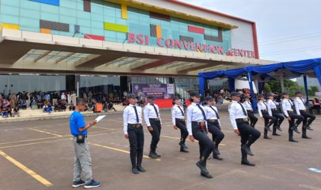 Lomba Ketangkasan Baris Berbaris (LKBB) merupakan rangkaian acara dari Final Show BSI Flash 2024 Talent Competition yang telah diikuti oleh siswa/i SMP dan SMA/SMK sederajat di Indonesia.