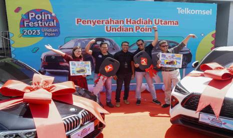 (Kiri - Kanan) Pemenang Mobil BMW, Kezia Natalia Holid; VP Postpaid Consumer & International Roaming Telkomsel, Danang Andrianto; VP Brand and Marketing Communications Telkomsel, Abdullah Fahmi; VP Consumer Business Area Jabotabek Jabar Telkomsel, Adhi Putranto; Pemenang Yaris Cross, Ir Rudy Abdul Rahman dalam prosesi menyerahkan hadiah utama program Undian Poin Festival 2023 yang dilakukan secara langsung di GraPARI Telkom Group BSD.