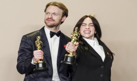 Finneas O Connell (Kiri) dan Billie Eilish, pemenang Oscar untuk Lagu Asli Terbaik untuk What Was I Made For? dari film Barbie, mengangkat Oscar mereka di ruang pers pada upacara Academy Awards tahunan ke-96 di Teater Dolby di lingkungan Hollywood Los Angeles, California, AS, 10 Maret 2024. O Connell ddan Eilish menggunakan pin untuk mendukung Palestina.