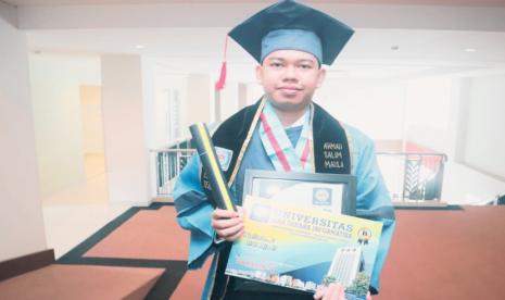 Ahmad Salim Maulana, wisudawan Universitas BSI (Bina Sarana Informatika) kampus Cengkareng Fakultas Teknik dan Informatika Program Studi (Prodi) Teknologi Informasi, sukses meraih wisudawan terbaik saat prosesi pelantikan wisuda ke-59 Universitas BSI, Senin (4/3/2024) berlokasi di Universitas BSI Convention Center (BSI Convex).