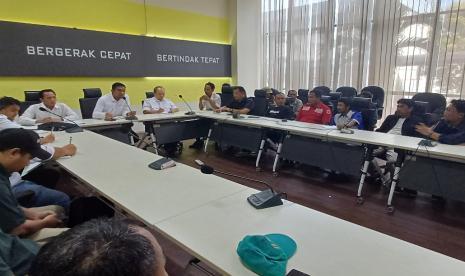 Kepala Dinas Pekerjaan Umum dan Penataan Ruang (PUPR) Provinsi Banten Arlan Marzan bersama jajaran menerima audiensi Aliansi Pokja Wartawan Pandeglang Bersatu (APWPB) di Kantor Dinas Pekerjaan Umum Penataan Ruang Provinsi Banten, KP3B Curug, Kota Serang, Rabu (20/3/2024).