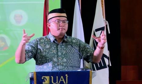 Ketua Umum Ikatan Cendekiawan Muslim se-Indonesia (ICMI) Profesor Arif Satria.