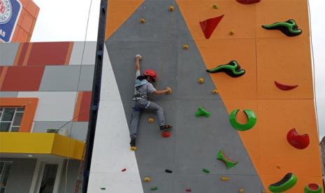 Pembangunan rock climbing secara resmi telah dibuka oleh Rektor Universitas BSI Prof Mochamad Wahyudi, di Universitas BSI kampus pemuda pada Rabu, (27/3/2024). 