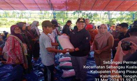 Wakil Gubernur (Wagub) Kalteng Edy Pratowo menyalurkan beras subsidi pada Pasar Murah di Kantor Kecamatan Sebangau Kuala, Kabupaten Pulang Pisau, Ahad (31/3/2024).