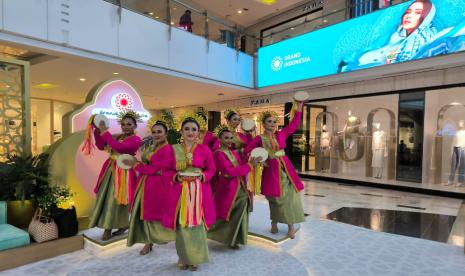 Penari Zapin menghibur pengunjung Grand Indonesia, Jakarta tiap Ahad pukul 16.00 WIB selama bulan Ramadhan.