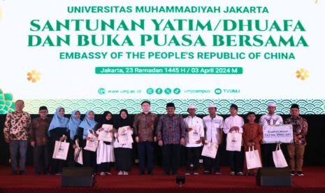 UMJ dan Kedubes China kembali memberikan bantuan santunan anak yatim, piatu, dhuafa dan menggelar buka puasa bersama di Auditorium KH Azhar Basyir, Gedung Cendikia UMJ, Rabu (3/4/2024).