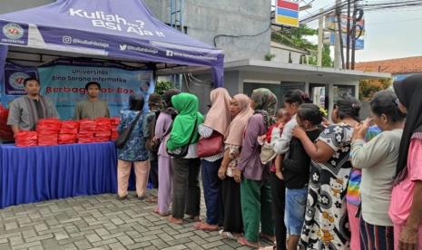 Kampus Digital Kreatif Universitas BSI (Bina Sarana Informatika) kampus Karawang kembali melaksanakan program Berbagi Sesama Insan, yakni berbagi nasi boks.