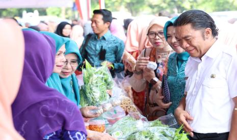 Penjabat (Pj) Gubernur Banten Al Muktabar membuka Bazar Ramadan Provinsi Banten Tahun 2024 yang digelar di Halaman Masjid Raya Al-Bantani, KP3B Curug, Kota Serang pada Kamis (4/4/2024). 