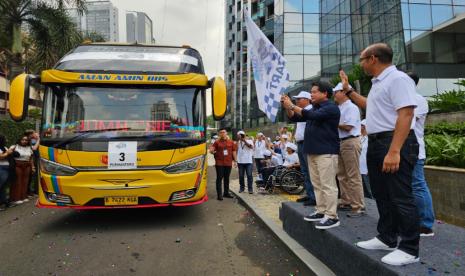 Direktur Utama BSI Hery Gunardi (kanan kedua) didampingi Direktur Manajemen Risiko BSI Grandhis Helmi Harumansyah (kanan pertama) melakukan flag off pelepasan peserta Mudik Asyik Bersama BUMN dan BSI.