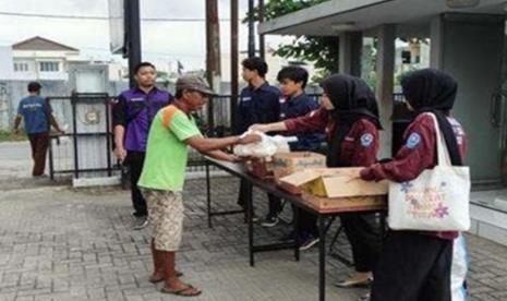 Badan Eksekutif Mahasiswa (BEM) dan Organisasi Mahasiswa (Ormawa) Universitas BSI (Bina Sarana Informatika) Tegal mengadakan kegiatan berbagi sembako dan takjil kepada masyarakat. 