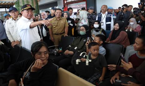 Penjabat (Pj) Gubernur Banten Al Muktabar mendampingi Menko PMK Muhadjir Effendy dan Menteri Perhubungan (Menhub) Budi Karya Sumadi, meninjau Pelaksanaan Arus Mudik Lebaran Idul Fitri 1445 Hijriyah di Pelabuhan Penyeberangan Merak, Kota Cilegon, Ahad (7/4/2024). 