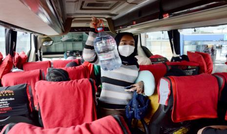 Pemudik bersiap menaiki bus yang akan mengantar ke kampung halaman.