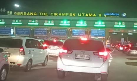 Suasana di Gerbang Tol Cikampek Uama 2, Ahad (14/4/2024).