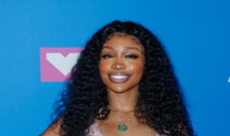 Penyanyi SZA yang terkenal dengan lagu Kill Bill tiba di karpet merah 2018 MTV Video Music Awards at Radio City Music Hall, Amerika Serikat, 20 Agustus 2018. Di sela konsernya di Selandia Baru pada April 2024, SZA menyerukan kemerdekaan Palestina.