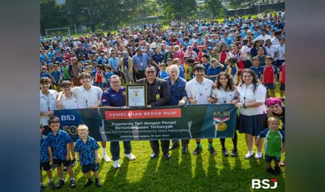 Pertunjukan tari yang dihelat British School Jakarta (BSJ) menerima penghargaan Museum Rekor Dunia Indonesia (MURI) sebagai tarian dengan penari berkebangsaan terbanyak.