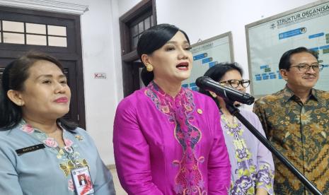 Kepala Eksekutif Pengawas Perilaku Pelaku Usaha Jasa Keuangan, Edukasi, dan Pelindungan Konsumen OJK Friderica Widyasari Dewi (kedua dari kiri) usai menghadiri kegiatan edukasi keuangan bagi perempuan, Jakarta, Selasa (23/4/2024). 