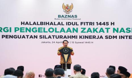 Menteri Agama RI Yaqut Cholil Qoumas yang diwakili Dirjen Bimas Islam Kemenag RI Prof Kamaruddin Amin, pada acara Halal Bihalal Idul Fitri 1445 H bertajuk Sinergi Pengelolaan Zakat Nasional dan Penguatan Silaturahmi Kinerja SDM Internal di Jakarta, Rabu (24/4/2024).