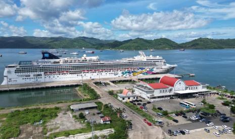 Kapal pesiar sandar di Pelabuhan Gilimas yang dikelola oleh Pelindo Multi Terminal Branch Lembar.