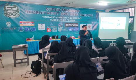 SMK Bina Rahayu Depok, Jawa Barat menyelenggarakan Super Training.