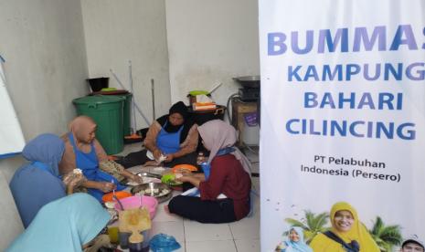 Badan Usaha Milik Masyarakat (BUMMas) Kampung Nelayan Cilincing saat ini tengah memproduksi olahan ikan Bersama PT Pelindo dan Rumah Zakat.