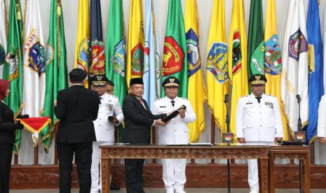 Al Muktabar kembali dilantik Menteri Dalam Negeri (Mendagri) Tito Karnavian sebagai Penjabat (Pj) Gubernur Banten.